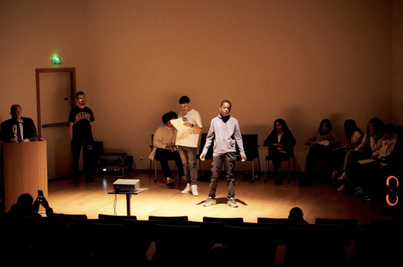 Duo de jeunes hommes présentant leur texte pour la finale à la Courneuve.
