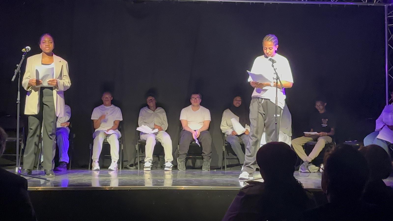 Duo présentant leur texte pour la finale à Villiers-le-Bel.