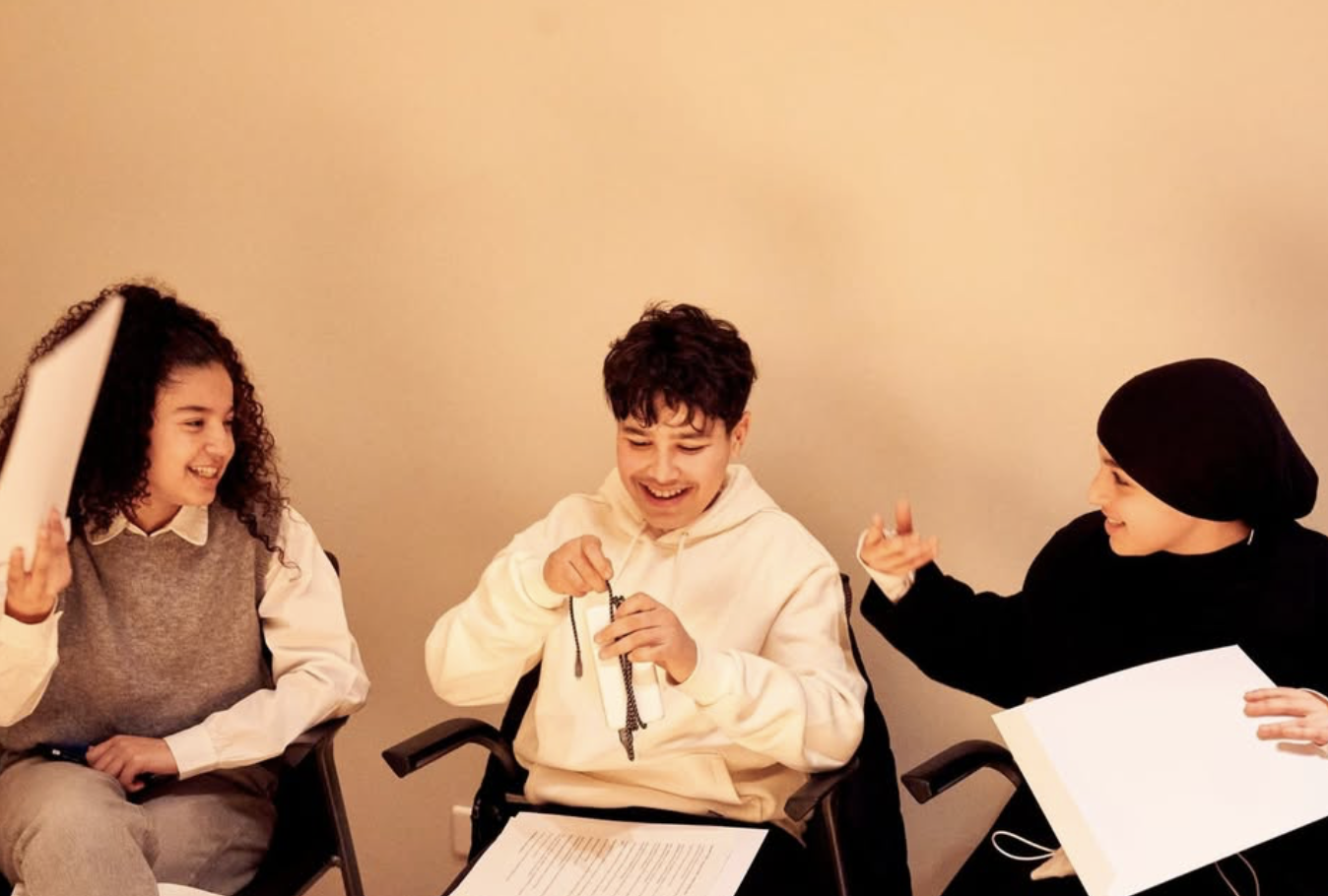 Jeunes qui rigolent pendant une séance du Grand Oral Citoyen.