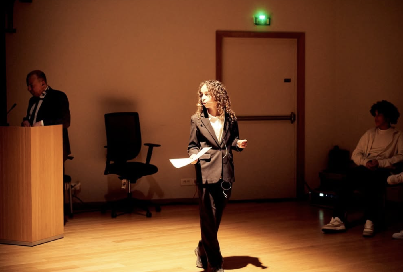 Jeune fille présentant leur texte pour la finale à la Courneuve.