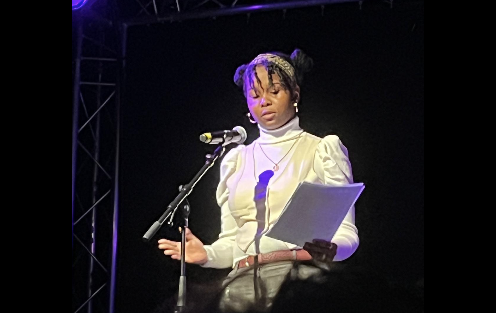 Jeune fille présentant leur texte pour la finale à Villiers-le-Bel.