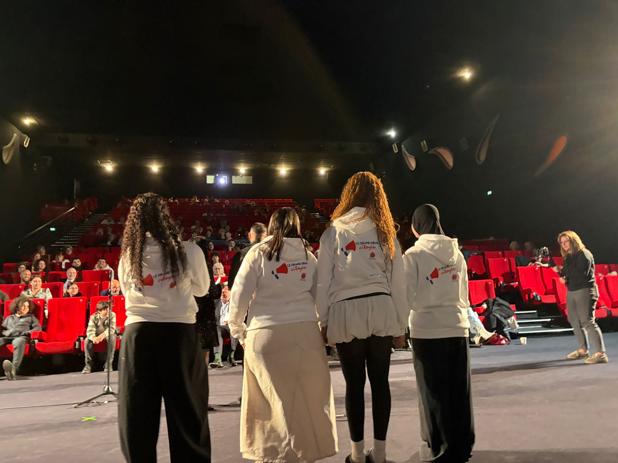 Photo de groupe de dos lors de la finale du Grand Oral Citoyen à Amiens en 2026.
