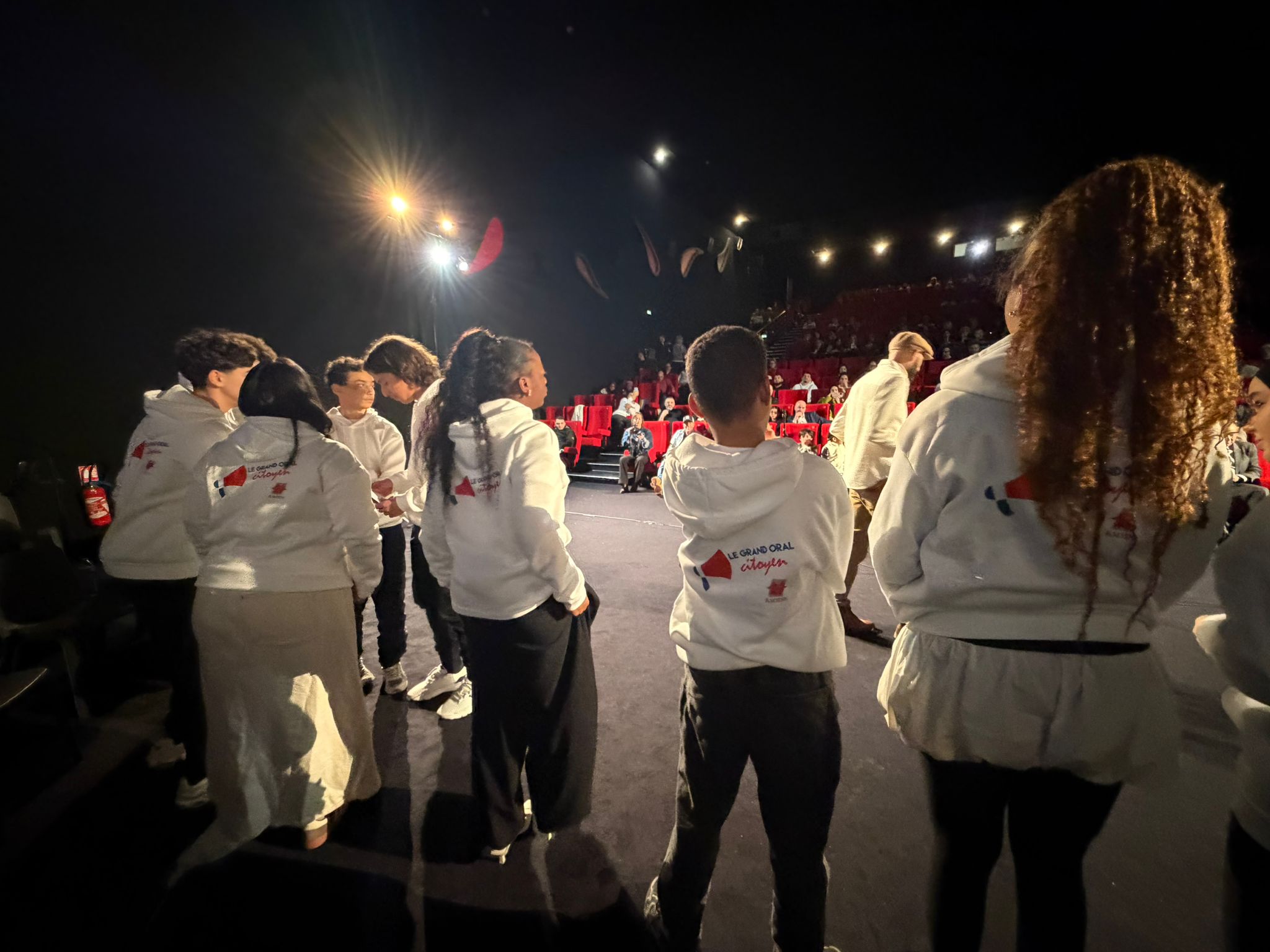 Photo de groupe de dos lors de la finale du Grand Oral Citoyen à Amiens en 2026.